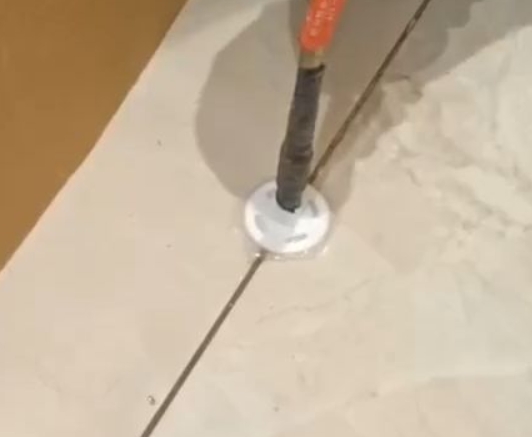 揭阳瓷砖空鼓维修公司专业解答瓷砖在铺贴过程中，如果没有涂抹均匀到位的粘结材料（如水泥砂浆或瓷砖胶），可能会导致以下问题