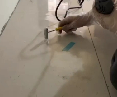 揭阳瓷砖开裂维修公司专业分享瓷砖在铺贴前如果没有沥干水分，将会导致以下问题